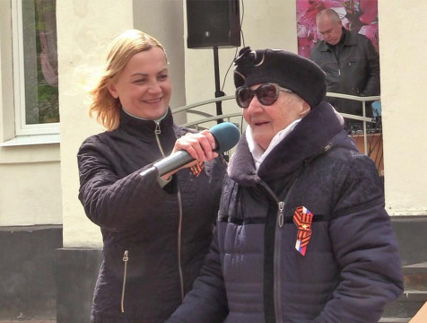 Жители Сосенского поздравили единственного в городе ветерана